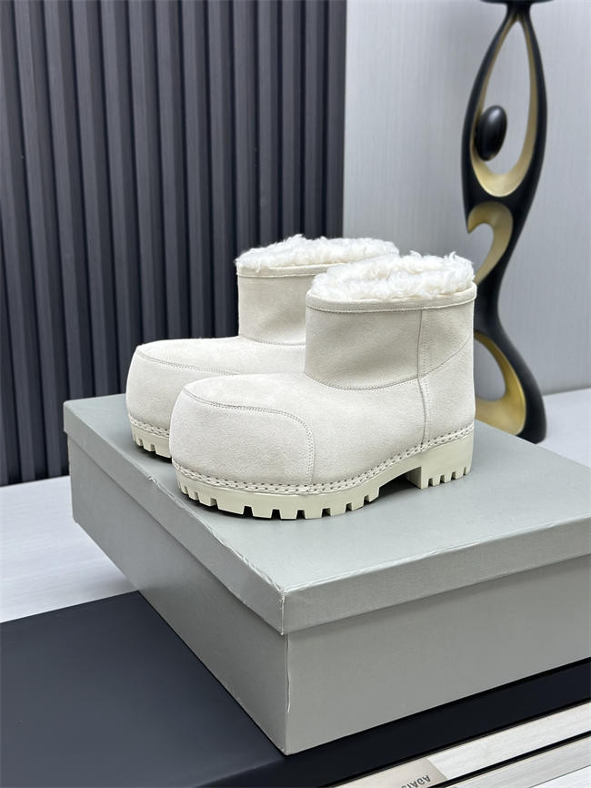 Ba*len*cia*ga alaska fur boot