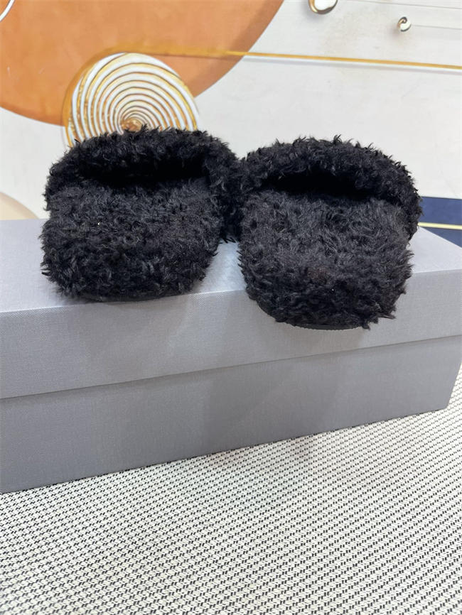 Ba*len*cia*ga furry slide sandal