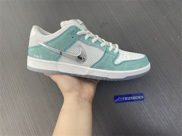 Nike SB Dunk Low FD2562-400