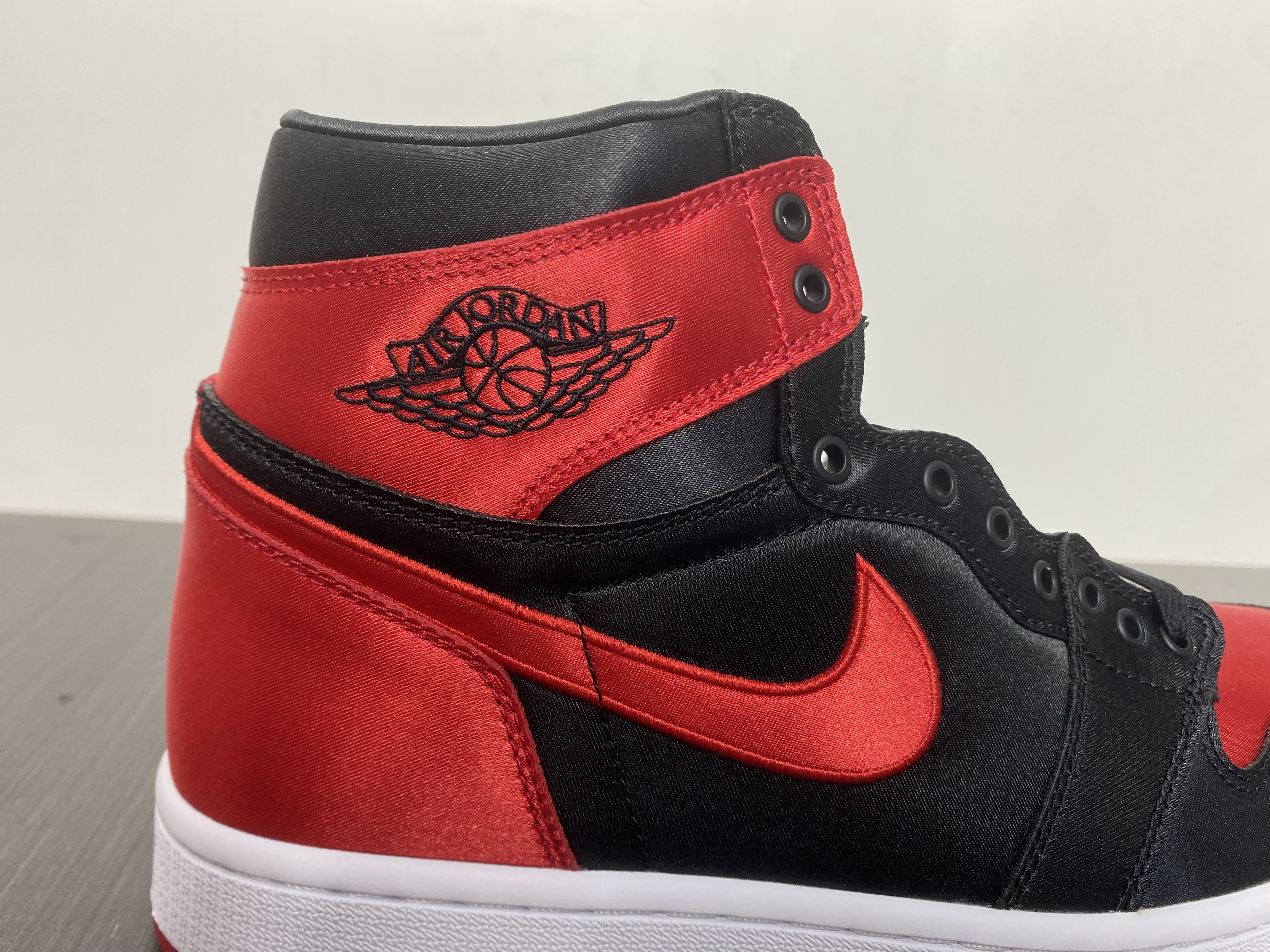 Air Jordan 1 High OG WMNS “Satin Bred”
