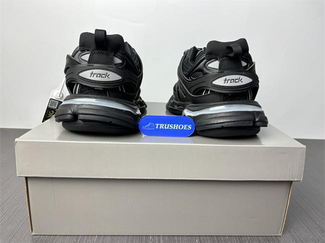 BLCG TRACK SNEAKER 555036W2GB11000 with LED